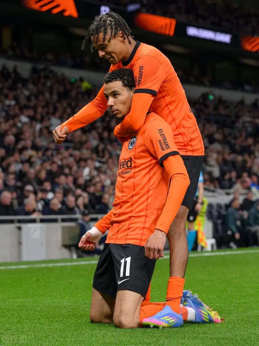 转折点武汉三镇回应争议；欧联今晨攻防权衡；球迷炸锅；阵容厚度经受考验(武庙十哲七十二将含金量)